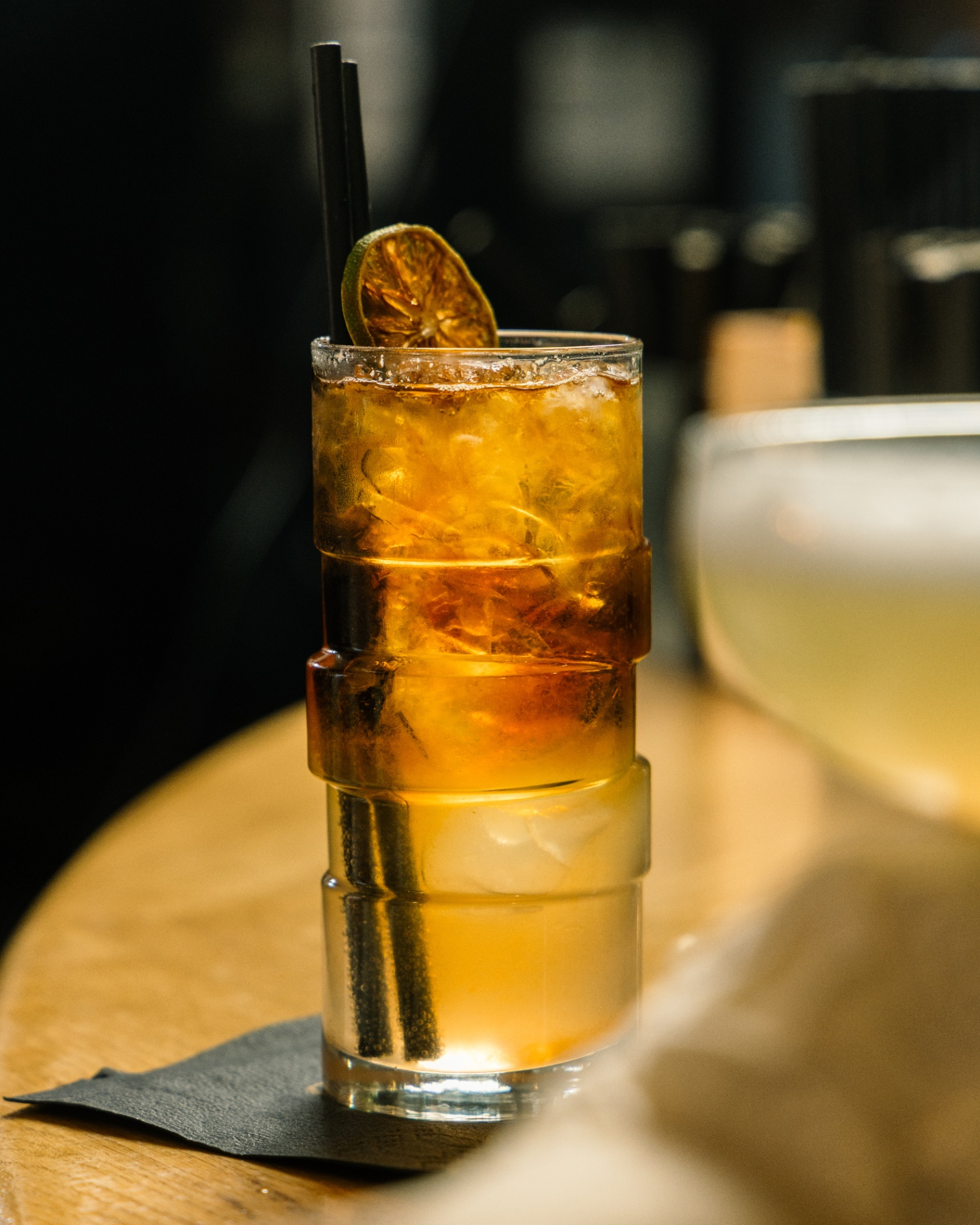 Signature cocktail met gedroogde limoen van de bar van Ensemble Zwolle