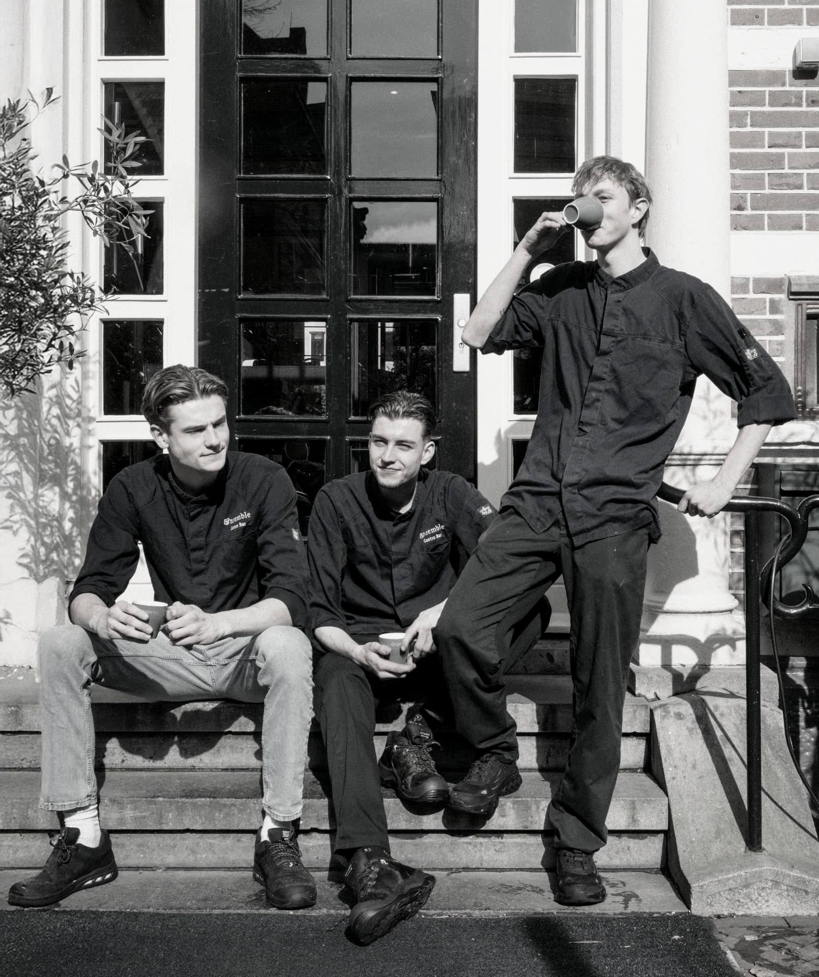 Keukenteam van Ensemble Gastro & Bar met koffie op de stoep aan de Blijmarkt in Zwolle