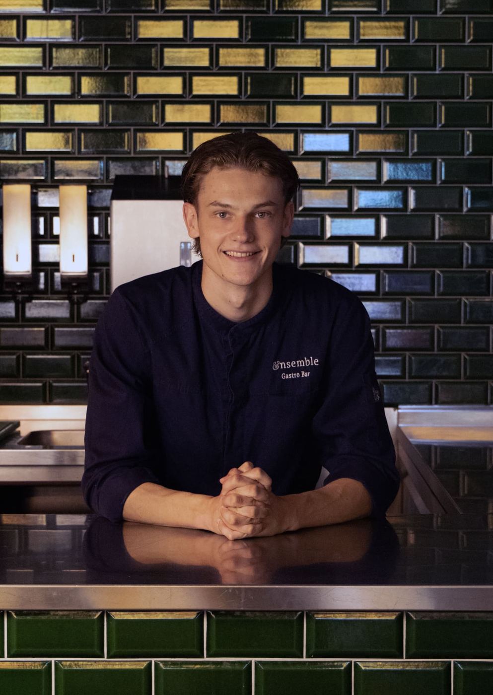 Stijn van Dam, lid van de keukenbrigade van Ensemble Gastro & Bar Zwolle achter de bar in het centrum van Zwolle