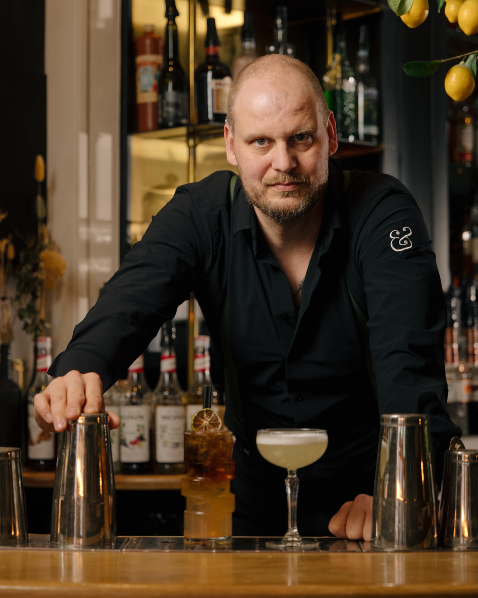 Carlos, eigenaar en gastheer van Ensemble Gastro & Bar Zwolle, achter de cocktailbar