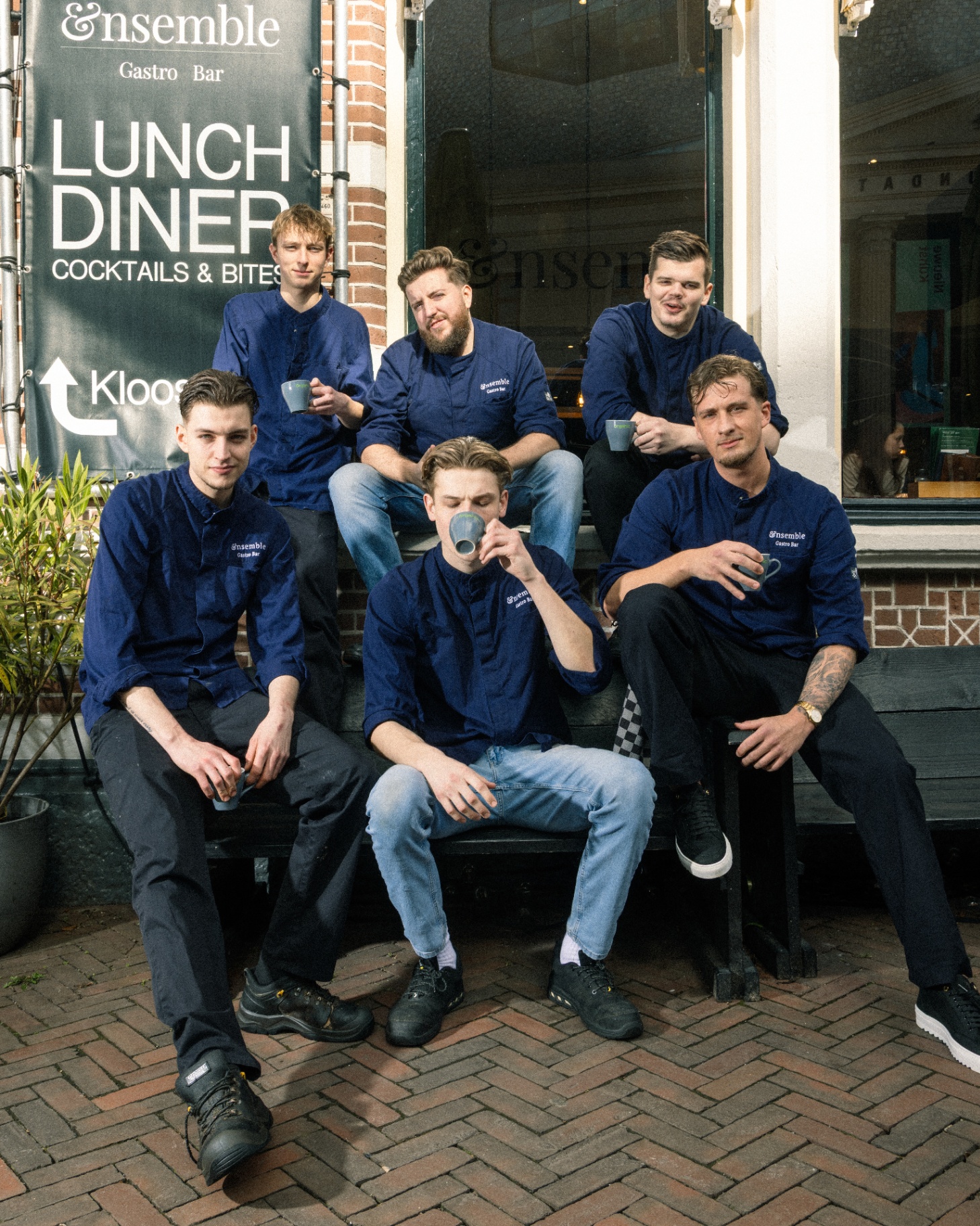 Het team van Ensemble Gastro & Bar voor de gevel aan de Blijmarkt in Zwolle
