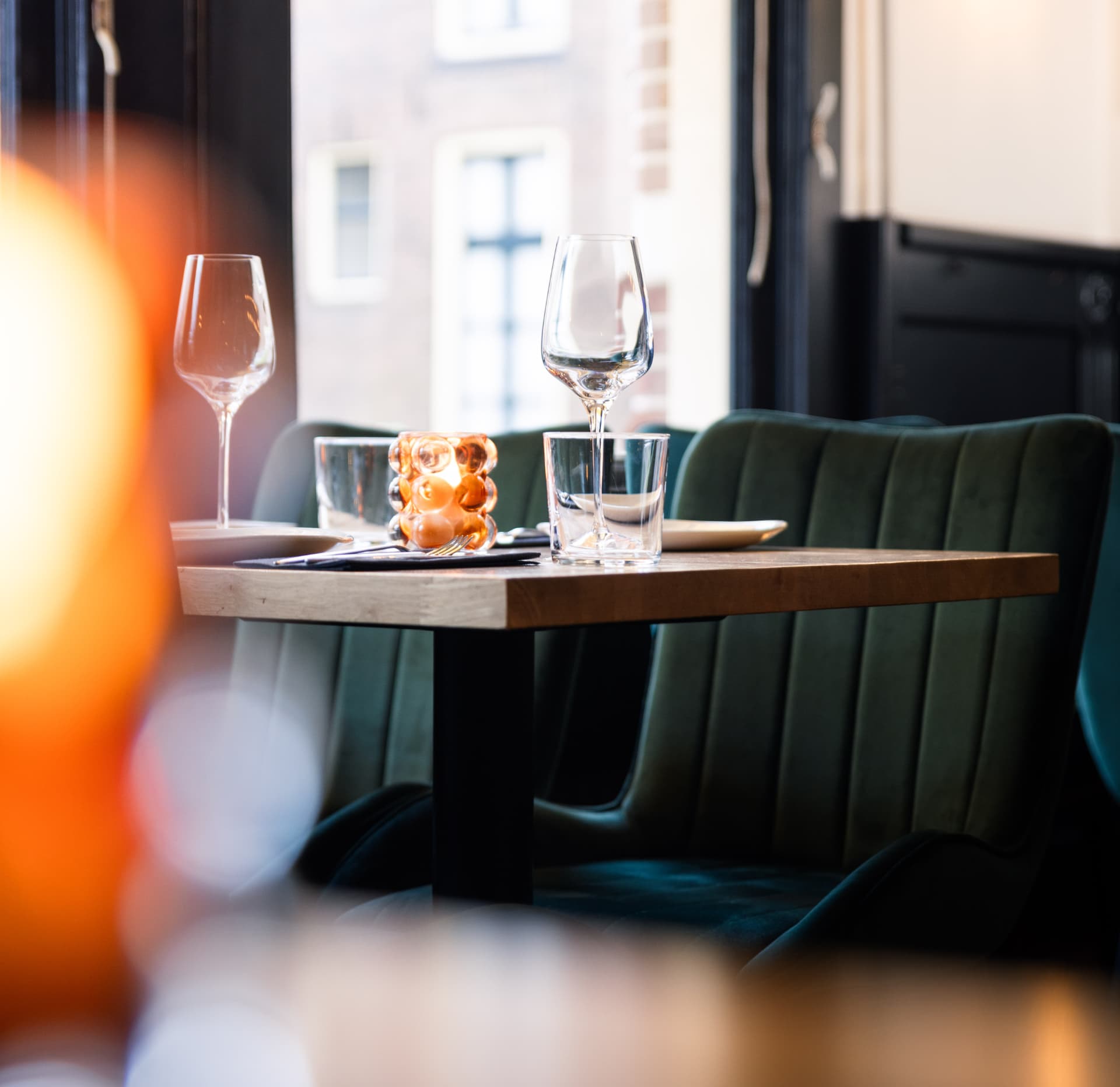 Gedekt tafeltje bij het raam in het restaurant van Ensemble Zwolle