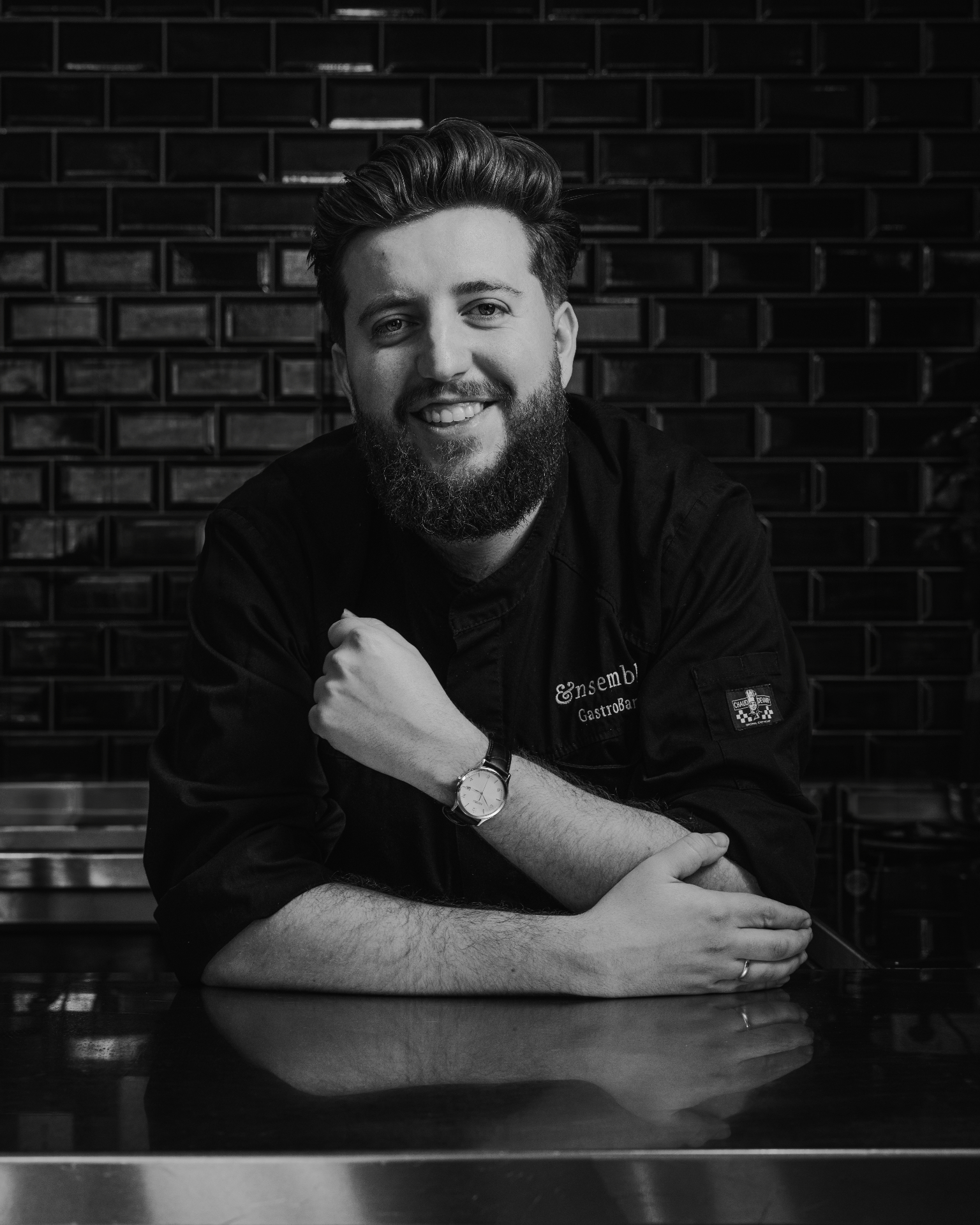 Chef dresseert een gerecht in de keuken van Ensemble Zwolle