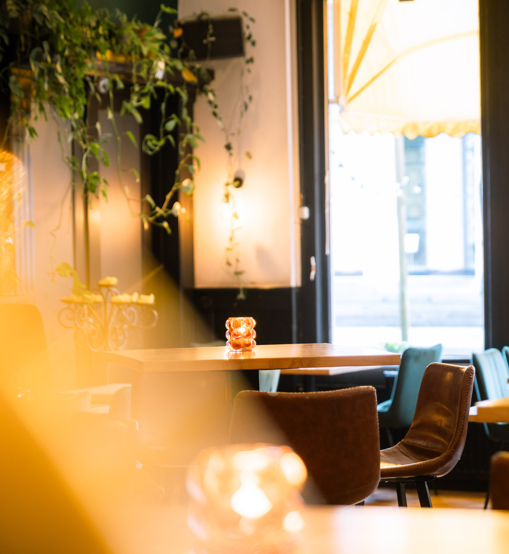 Sfeervol tafeltje met kaarslicht in Ensemble Gastro & Bar Zwolle