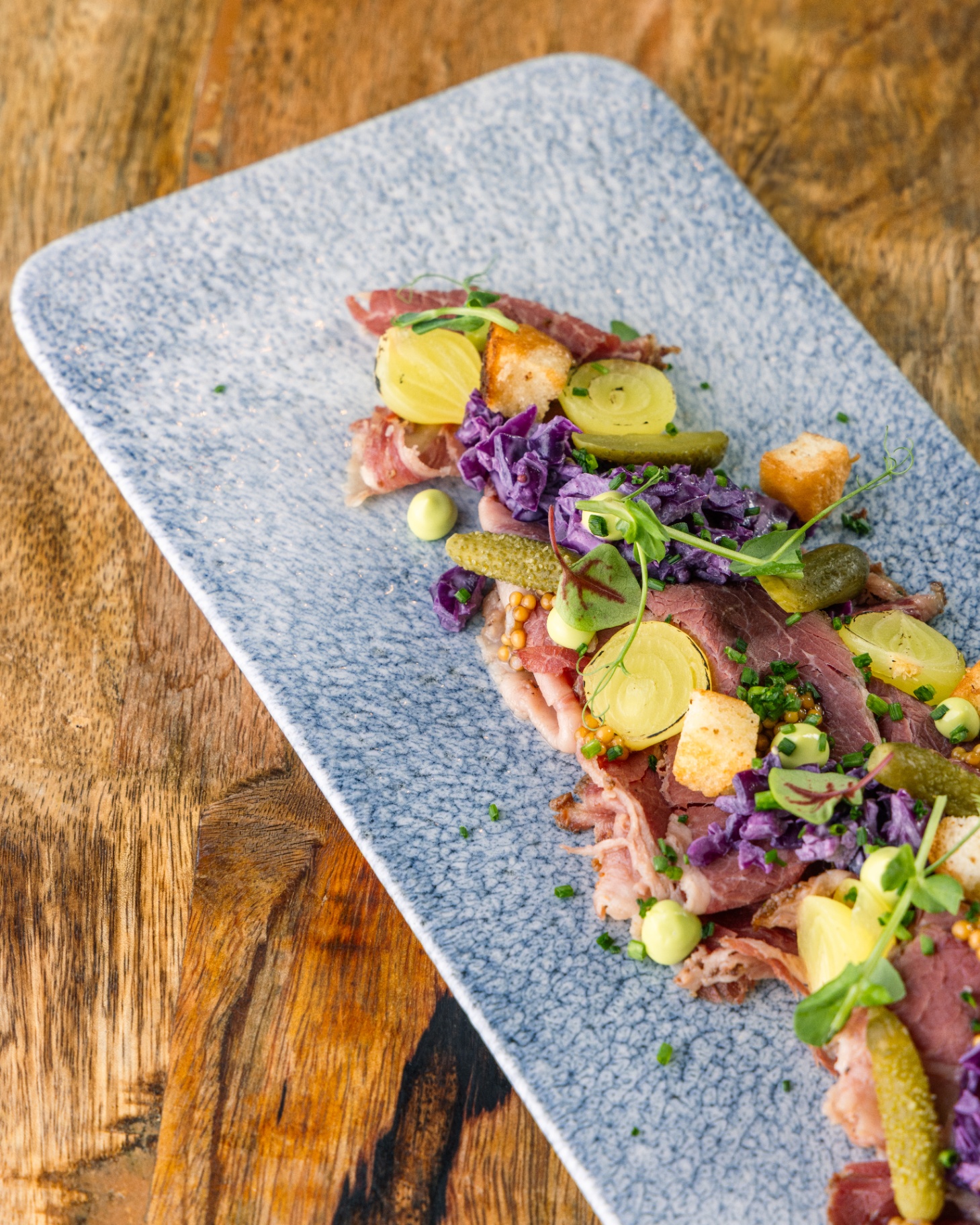 Pastrami-gerecht van bovenaf gefotografeerd bij Ensemble Zwolle