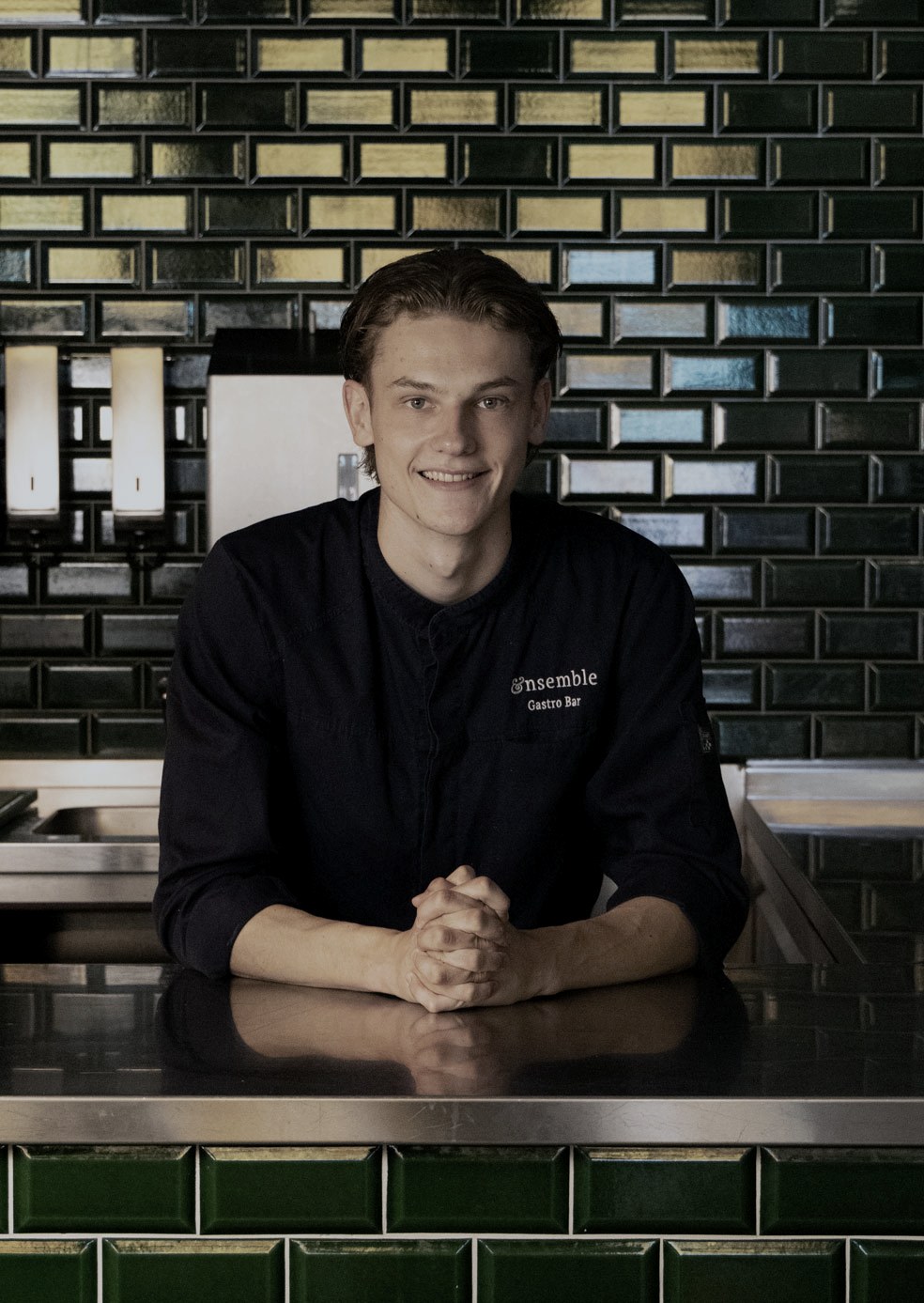 Medewerker van Ensemble Gastro & Bar Zwolle aan de keukenbar