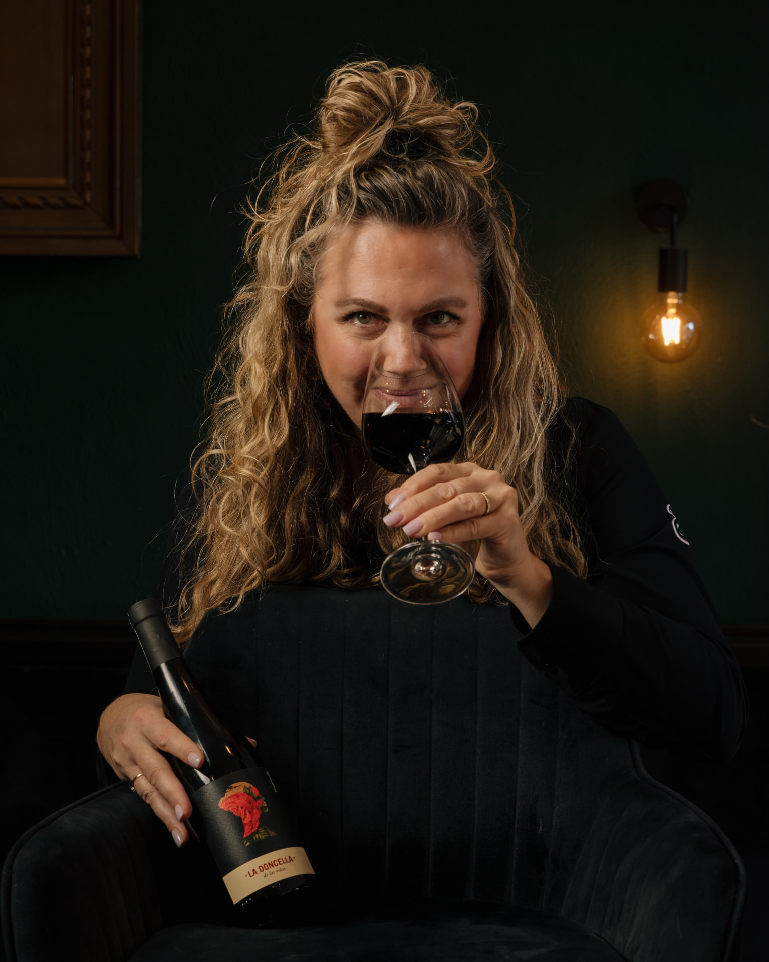 Michelle, eigenaresse en gastvrouw van Ensemble Gastro & Bar Zwolle, met een glas rode wijn