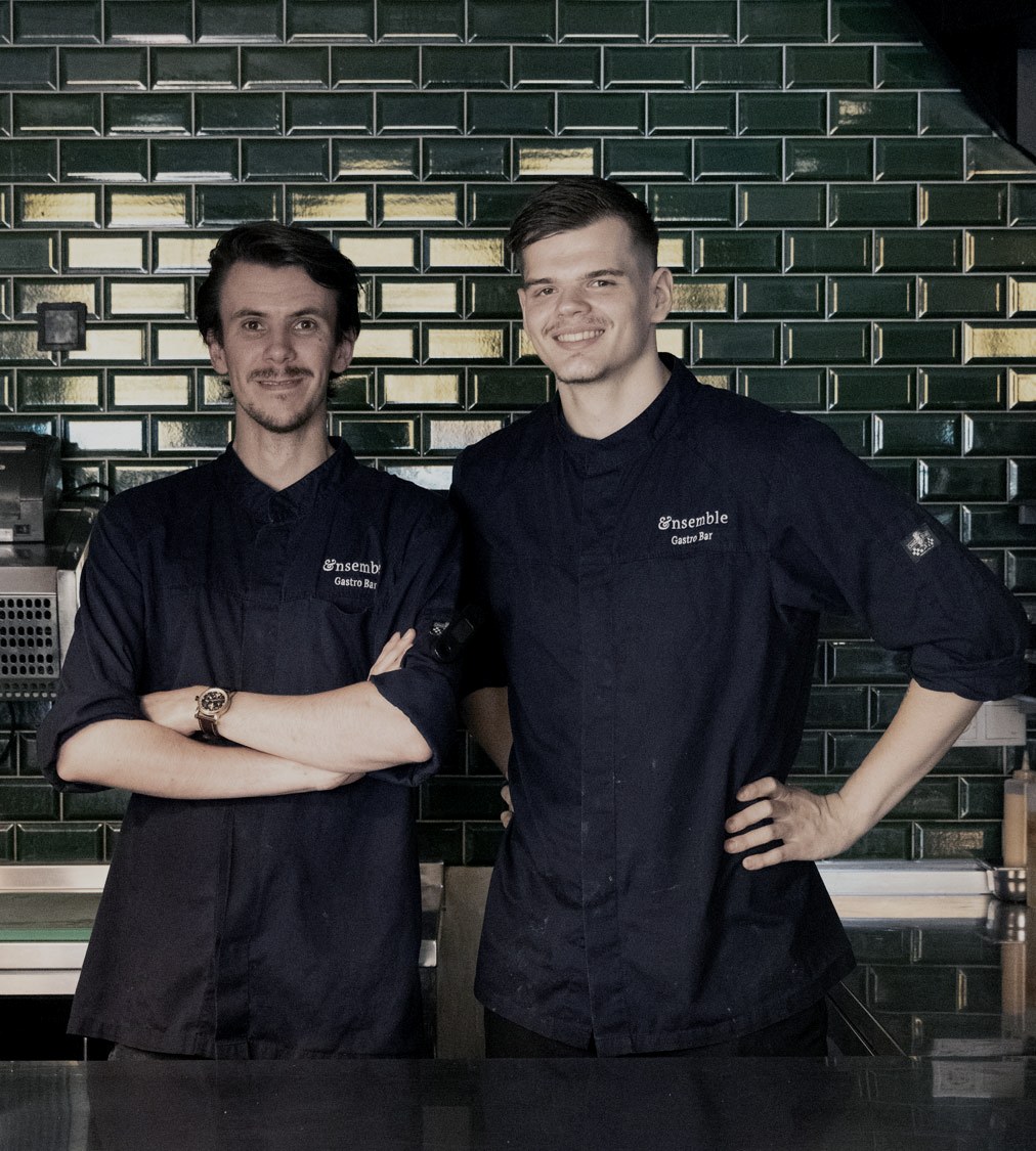 Twee koks van Ensemble Gastro & Bar Zwolle in de keuken