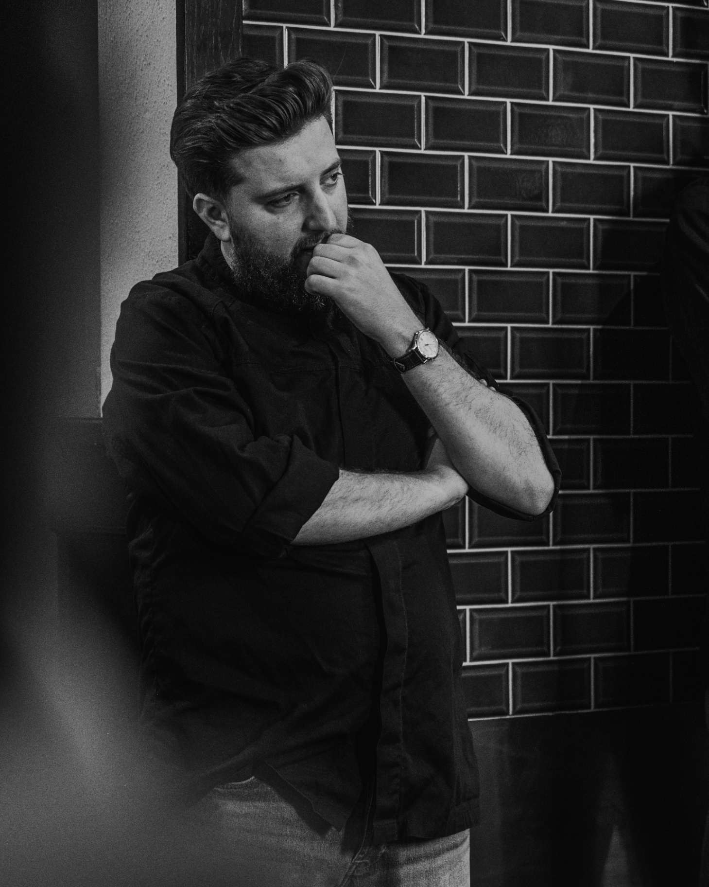 Zwart-wit portret van chef Yannick in de open keuken van Ensemble Zwolle