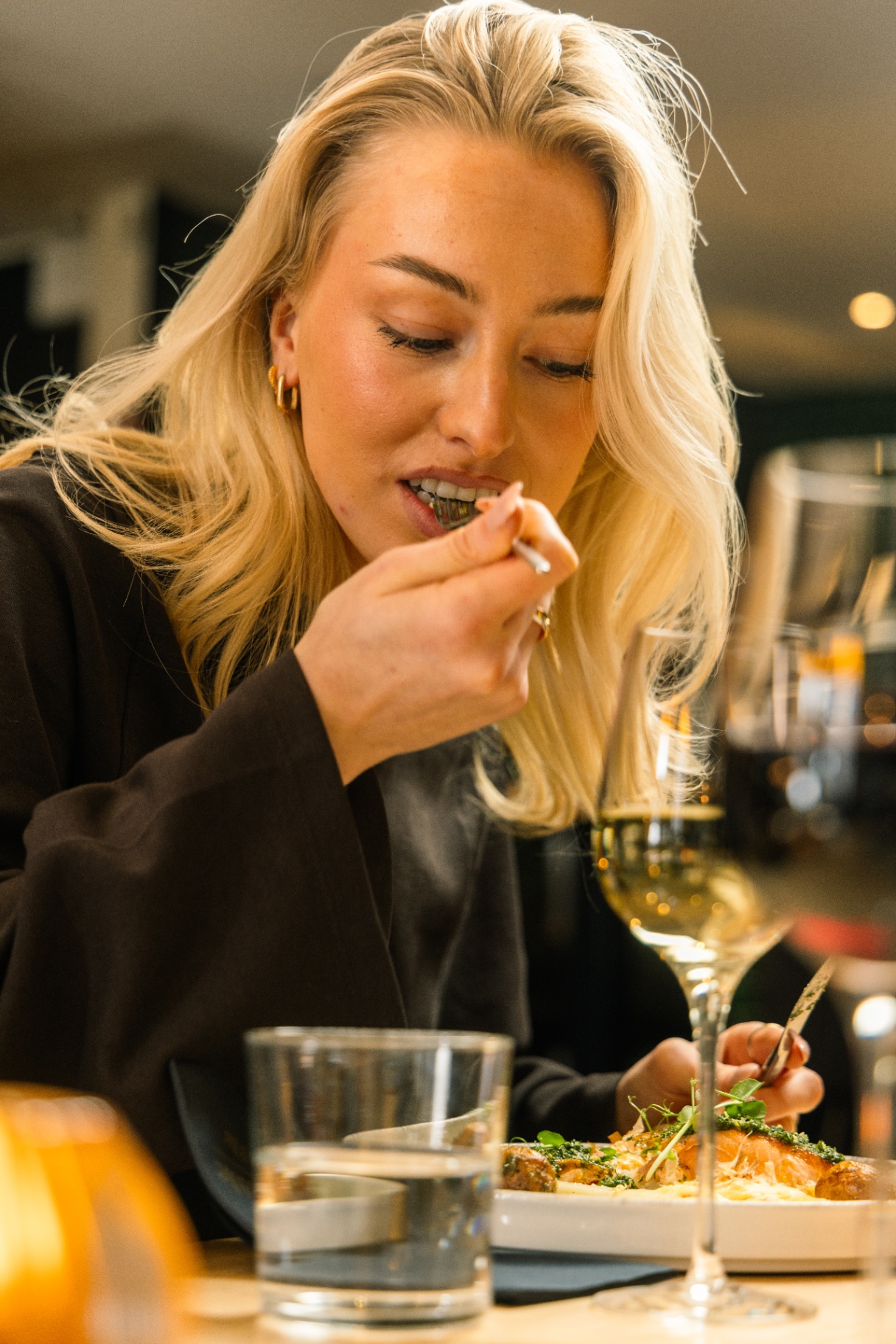 Tafel vol kleine gerechten om te delen bij Ensemble Gastro & Bar in Zwolle