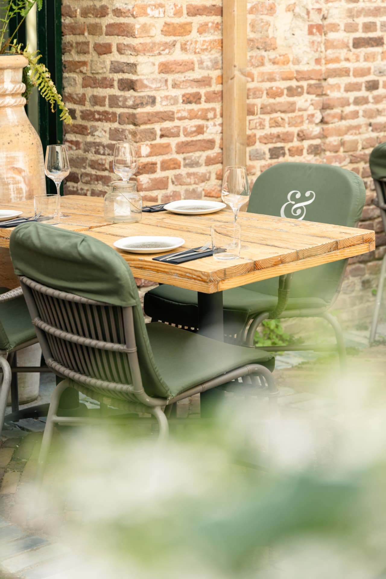 Gedekte tafel in de kloostertuin van Ensemble Gastro & Bar in Zwolle