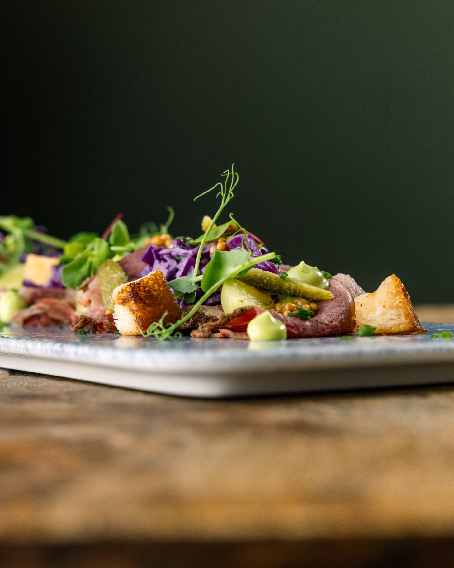 Deelgerecht pastrami met rode kool, augurk en avocado-crème bij Ensemble Zwolle