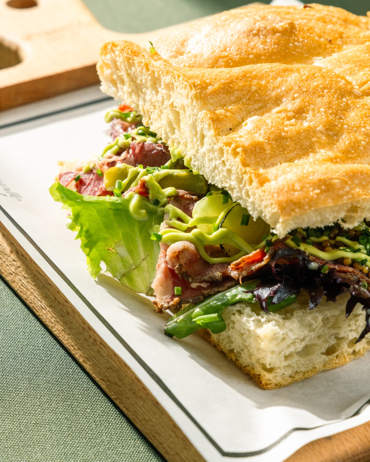 Huisgerookte pastrami op focaccia met bieslook crème bij Ensemble Gastro & Bar in Zwolle