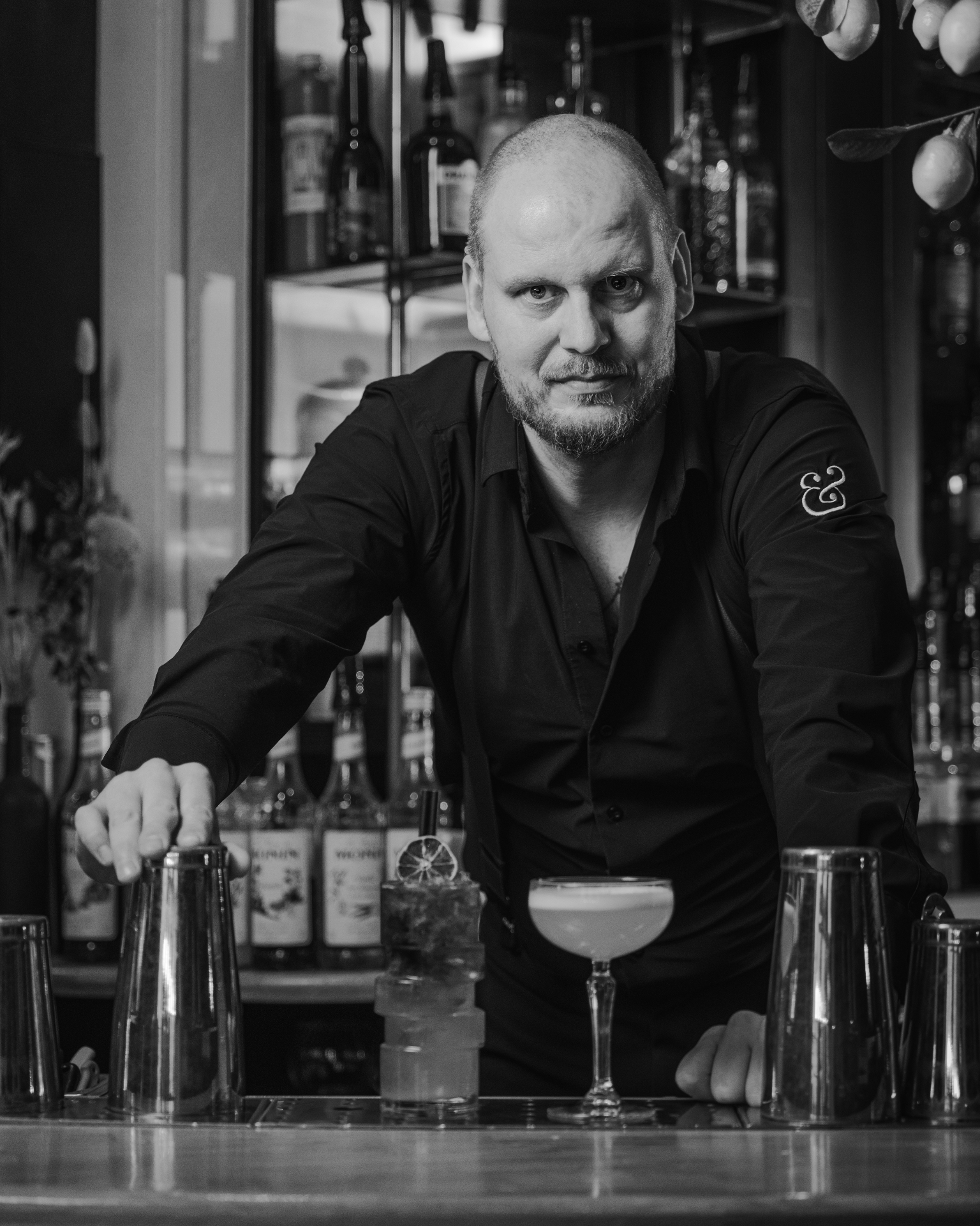 Carlos, mede-eigenaar van Ensemble Gastro & Bar, achter de bar in Zwolle