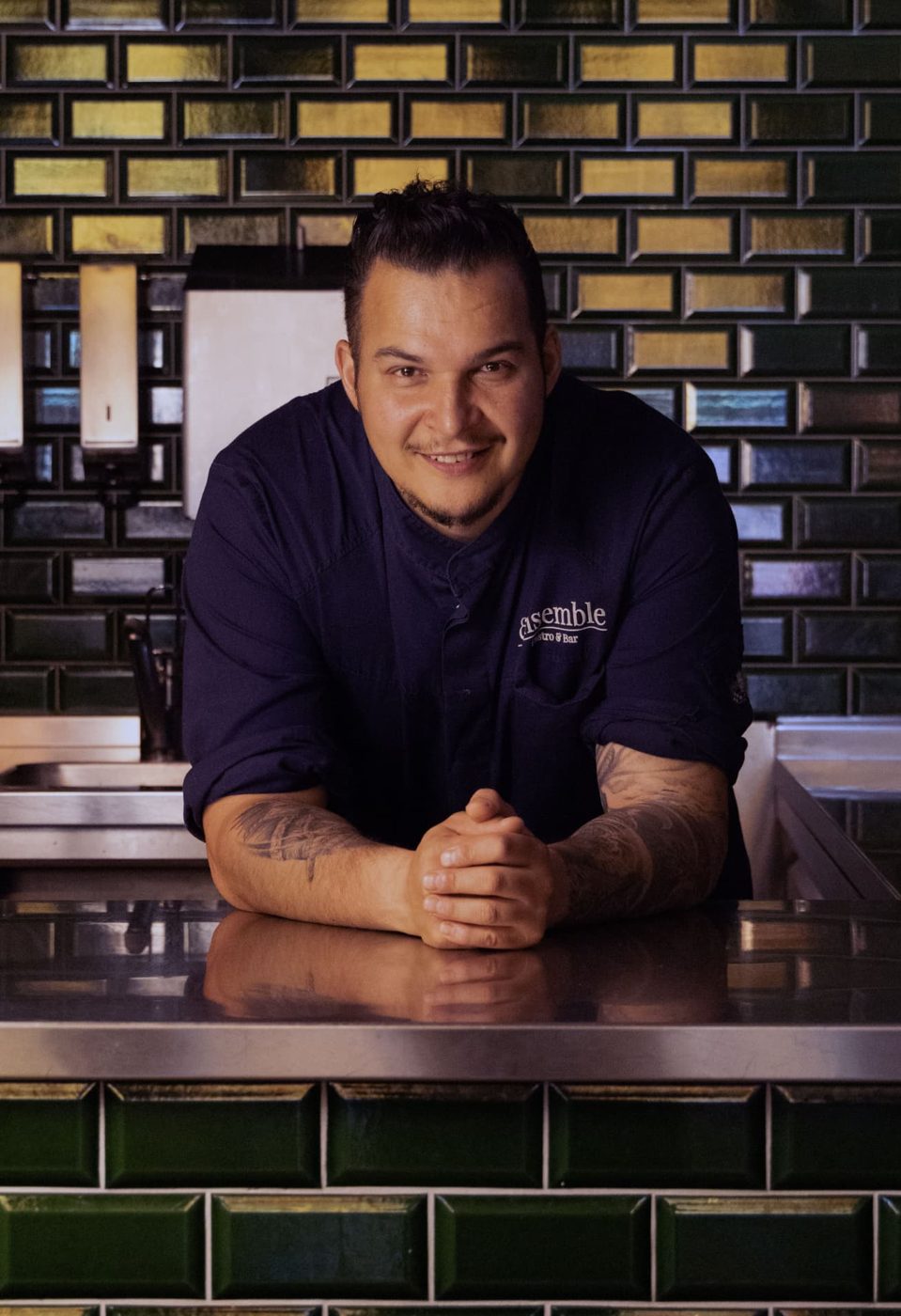 Ali Kiani, lunchkok van Ensemble Gastro & Bar Zwolle, aan de keukenbar in Zwolle