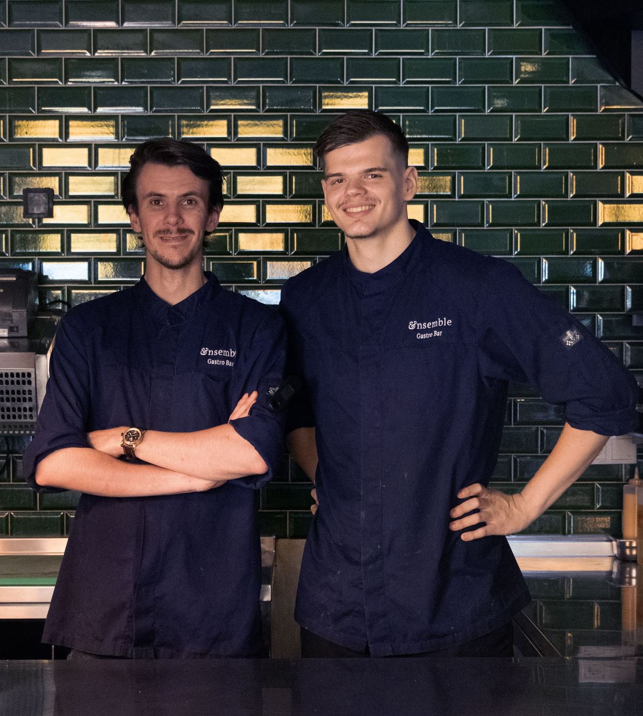 Sous-chefs Frank en Janieck van Ensemble Gastro & Bar Zwolle in de keuken